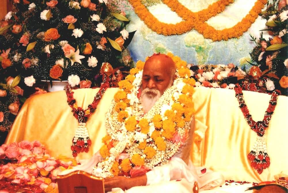Maharishi Mahesh Yogi in meditazione